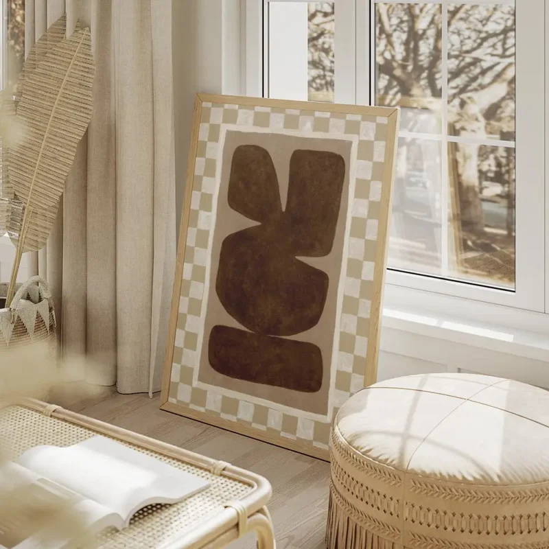 affiche abstraite peinte a la main avec formes organiques marron sur fond beige salon beige.webp