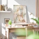 affiche abstraite representant une silhouette feminine aux teintes naturelles de bureau.webp