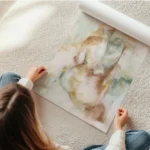 affiche abstraite representant une silhouette feminine aux teintes naturelles de en rouleau.webp