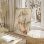 affiche abstraite representant une silhouette feminine aux teintes naturelles de salon beige.webp