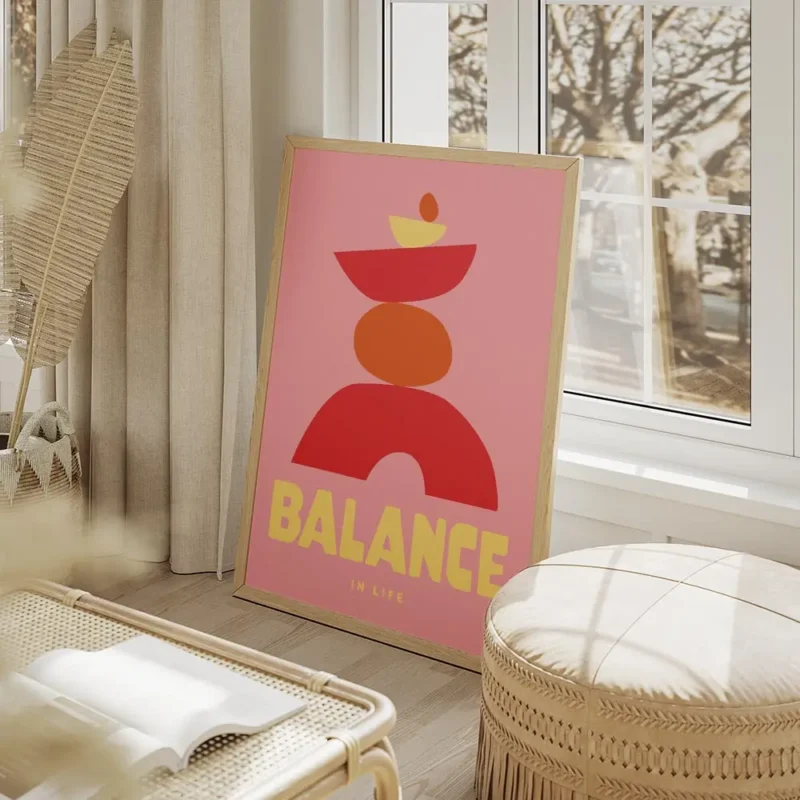 affiche abstraite rose avec des formes empilees rouges jaunes et oranges represe salon beige.webp