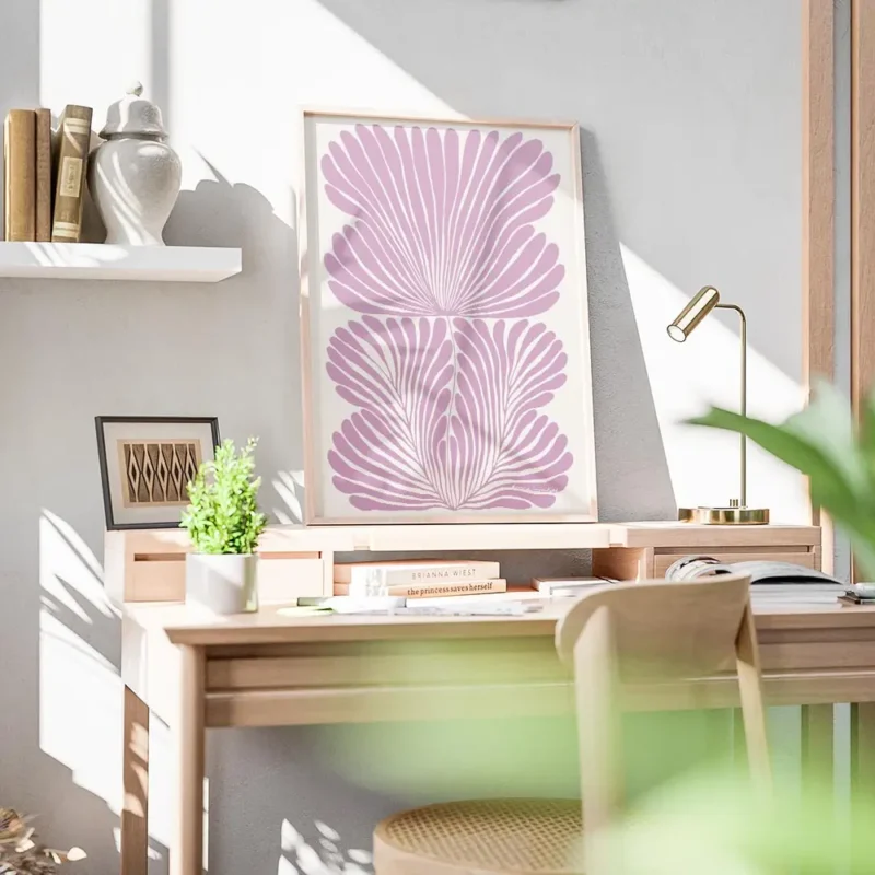 affiche abstraite rose pastel avec des formes organiques de fleur stylisees sur bureau.webp
