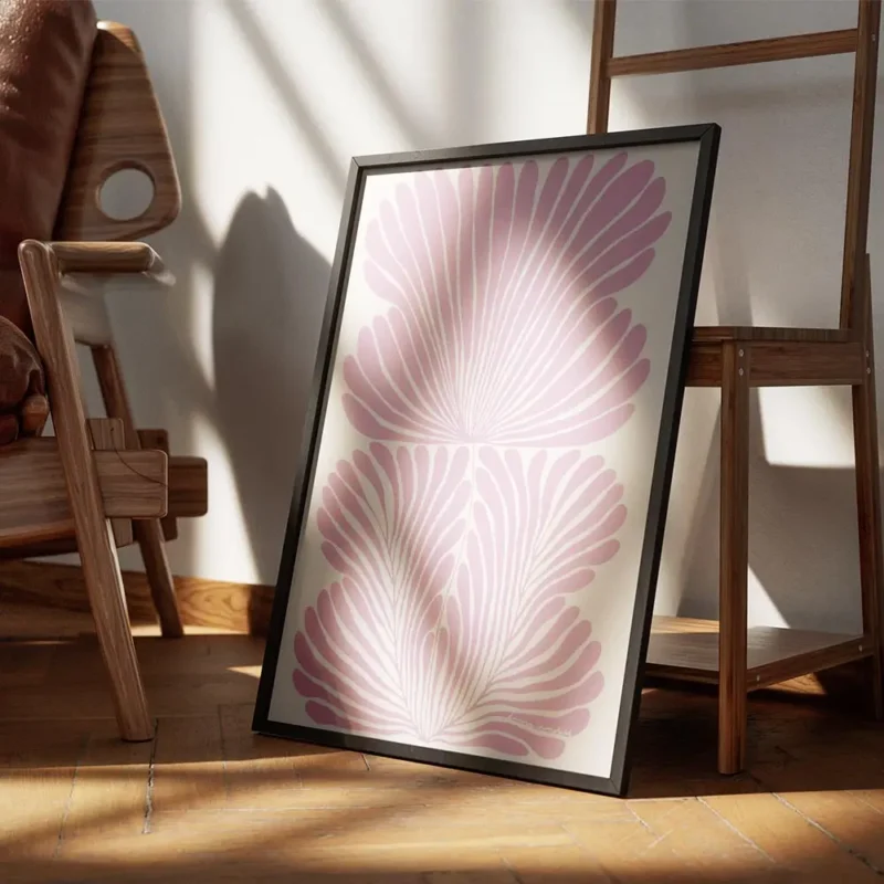 affiche abstraite rose pastel avec des formes organiques de fleur stylisees sur encadre.webp