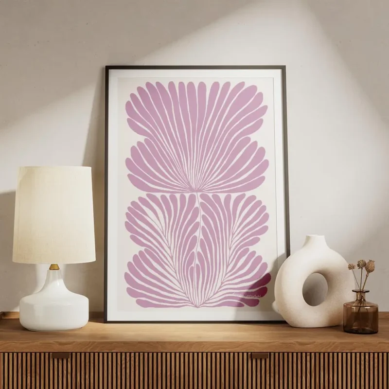 affiche abstraite rose pastel avec des formes organiques de fleur stylisees sur meuble.webp