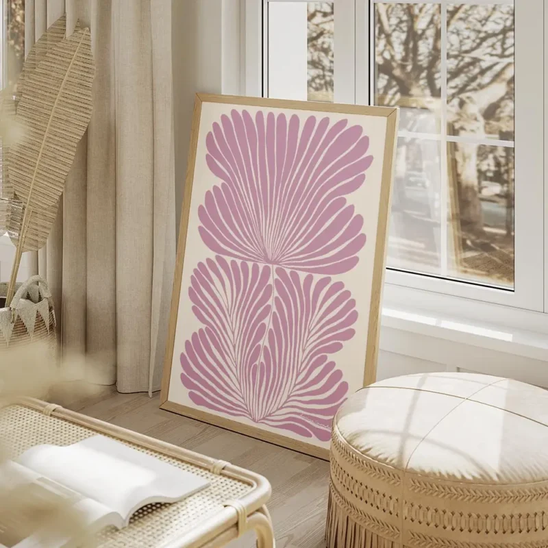 affiche abstraite rose pastel avec des formes organiques de fleur stylisees sur salon beige.webp