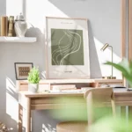 affiche abstraite vert fonce avec des lignes et des taches blanches sur fond bei bureau.webp