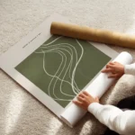 affiche abstraite vert fonce avec des lignes et des taches blanches sur fond bei enroule.webp