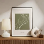 affiche abstraite vert fonce avec des lignes et des taches blanches sur fond bei meuble.webp