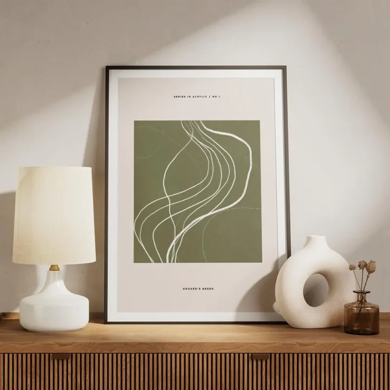 affiche abstraite vert fonce avec des lignes et des taches blanches sur fond bei meuble.webp