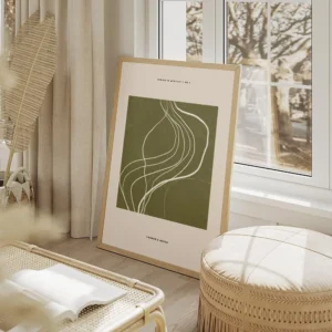 affiche abstraite vert fonce avec des lignes et des taches blanches sur fond bei salon beige.webp