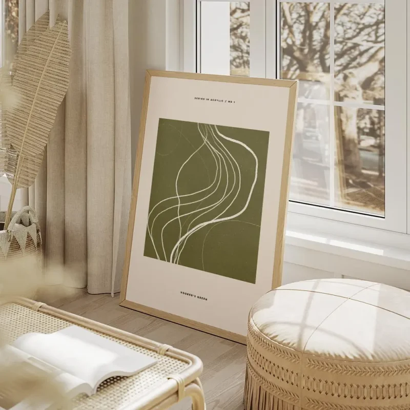 affiche abstraite vert fonce avec des lignes et des taches blanches sur fond bei salon beige.webp