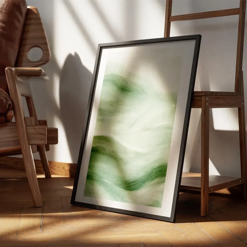 affiche abstraite vert foret avec des coups de pinceau creant des vagues encadre.webp