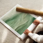 affiche abstraite vert foret avec des coups de pinceau creant des vagues enroule.webp