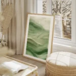 affiche abstraite vert foret avec des coups de pinceau creant des vagues salon beige.webp