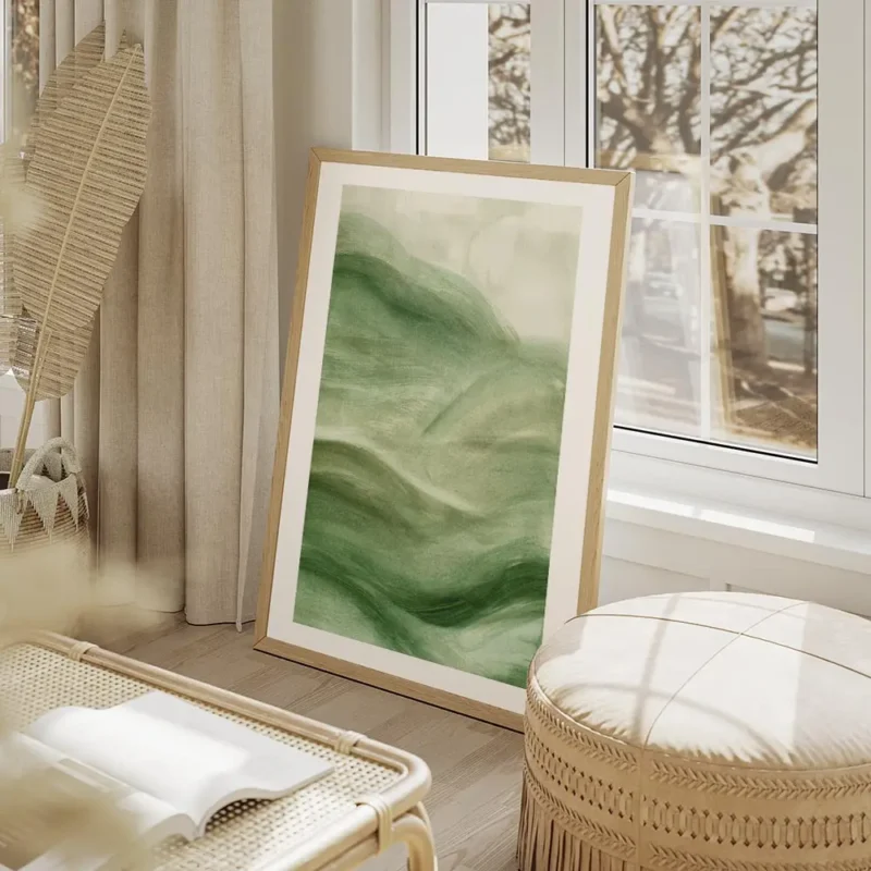 affiche abstraite vert foret avec des coups de pinceau creant des vagues salon beige.webp
