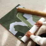 affiche abstraite vert foret et pistache avec des formes organiques et des ligne enroule.webp