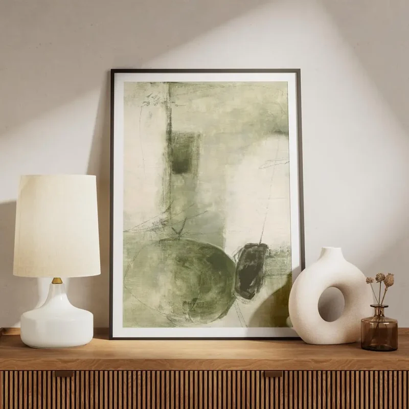 affiche abstraite vert olive et vert fonce avec des formes organiques et des lig meuble.webp