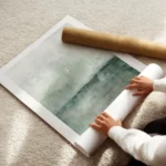 affiche abstraite verte avec degrade de couleurs et texture brossee evoquant un enroule.webp