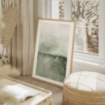 affiche abstraite verte avec degrade de couleurs et texture brossee evoquant un salon beige.webp