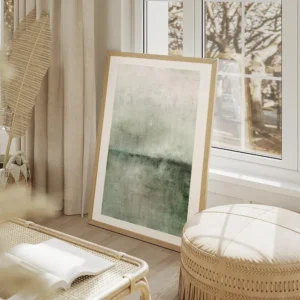 affiche abstraite verte avec degrade de couleurs et texture brossee evoquant un salon beige.webp