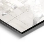 affiche acrylique abstraite en blanc et beige clair avec formes texturees et mot aluminium.webp
