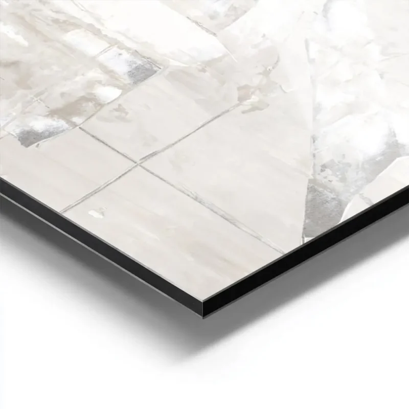affiche acrylique abstraite en blanc et beige clair avec formes texturees et mot aluminium.webp