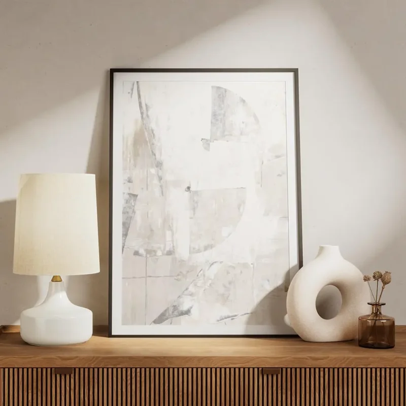 affiche acrylique abstraite en blanc et beige clair avec formes texturees et mot meuble.webp