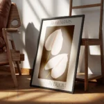 affiche adele naidoo avec deux anthuriums stylises aux spathes rose pale et spad encadre.webp