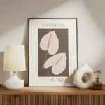 affiche adele naidoo avec deux anthuriums stylises aux spathes rose pale et spad meuble.webp
