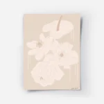 affiche adele naidoo illustration de fleur monochrome aux traits fins sur fond b.webp