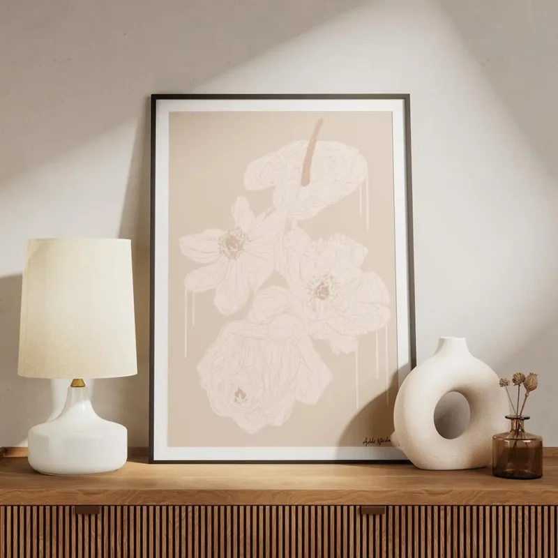 affiche adele naidoo illustration de fleur monochrome aux traits fins sur fond b meuble.webp