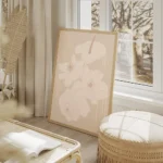 affiche adele naidoo illustration de fleur monochrome aux traits fins sur fond b salon beige.webp