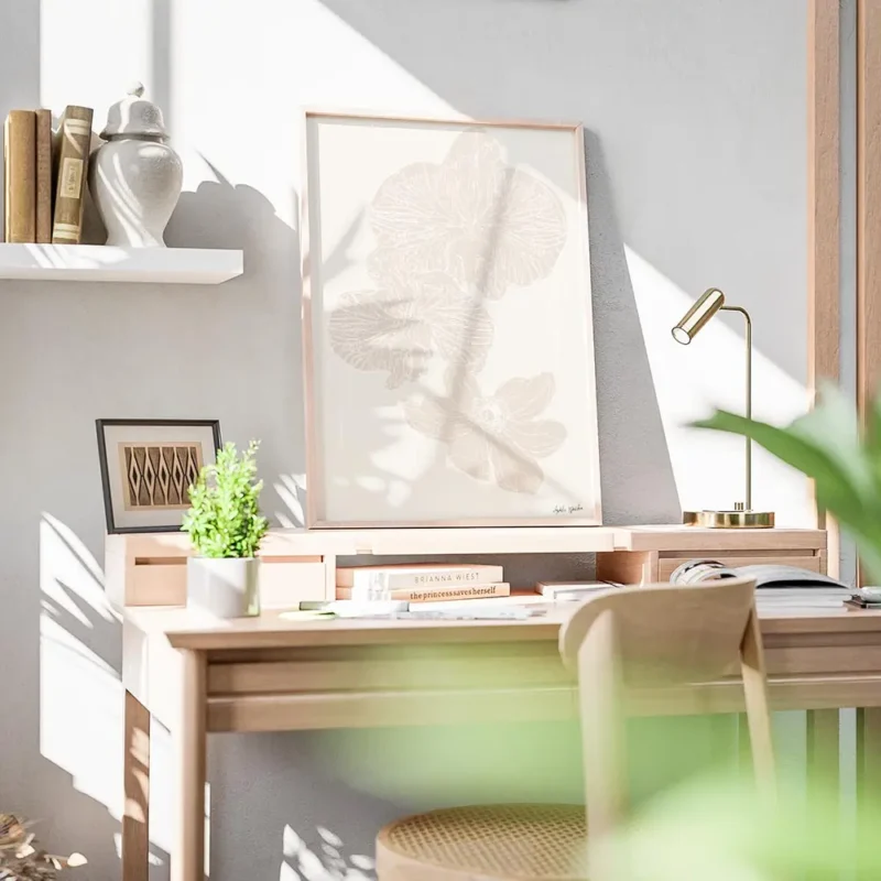 affiche adele naidoo trois fleurs blanches stylisees en art lineaire beige sur f bureau.webp