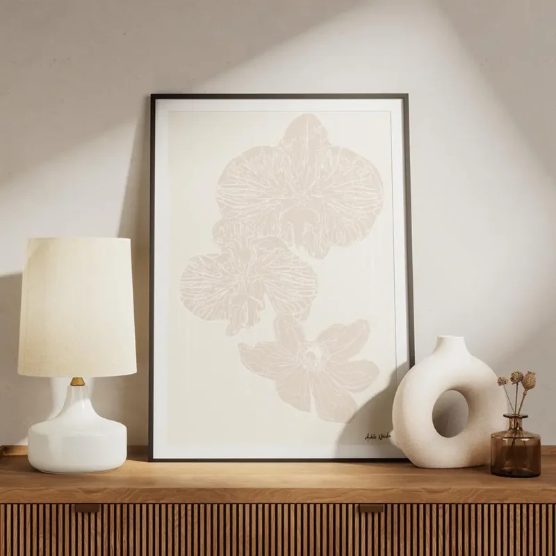 affiche adele naidoo trois fleurs blanches stylisees en art lineaire beige sur f meuble.webp