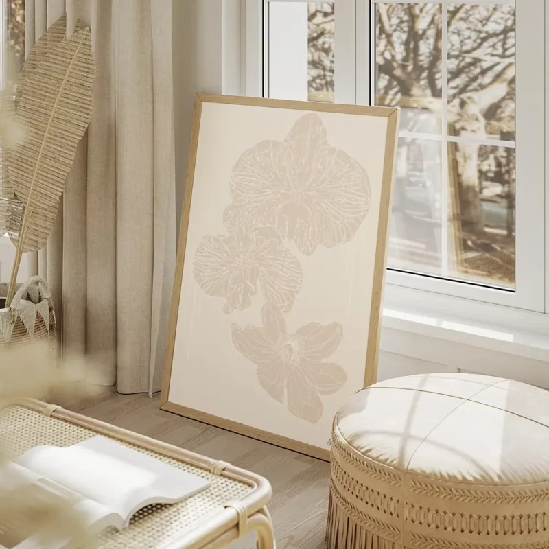 affiche adele naidoo trois fleurs blanches stylisees en art lineaire beige sur f salon beige.webp