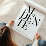 affiche al dente avec typographie noire sur fond blanc et texte sur la cuisson d en rouleau.webp