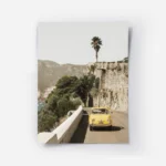 affiche amalfi drive avec voiture fiat jaune retro cote mediterraneenne et typog.webp