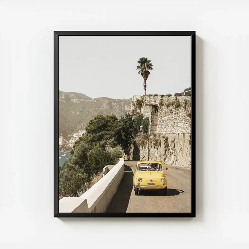 affiche amalfi drive avec voiture fiat jaune retro cote mediterraneenne et typog avec cadre.webp