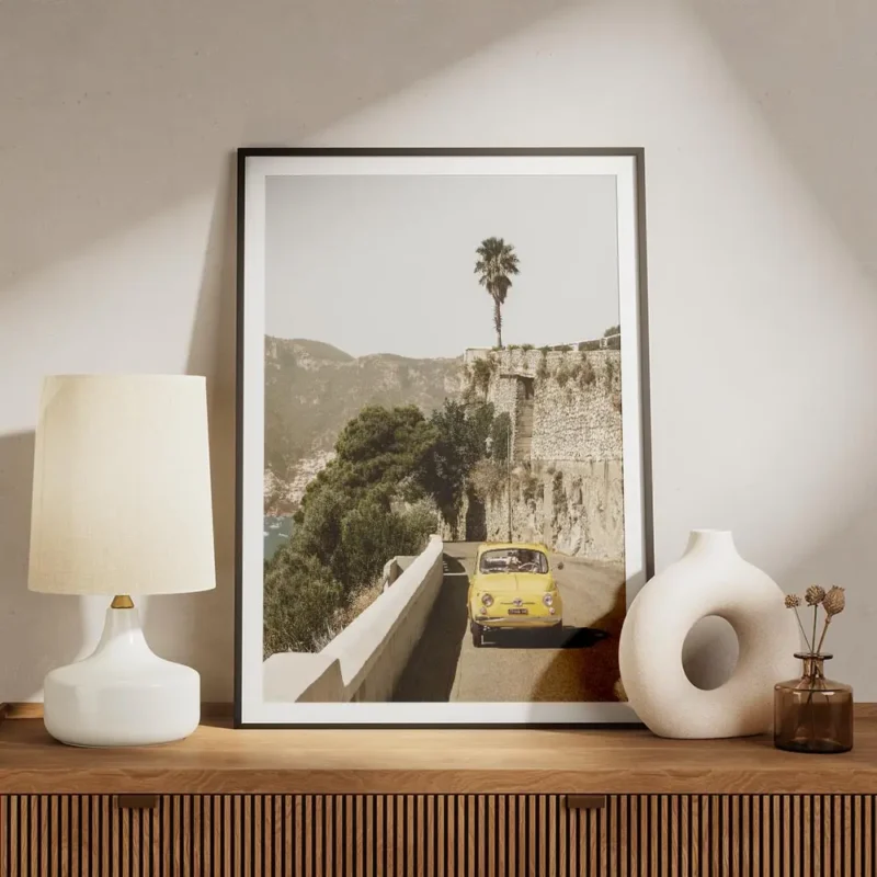 affiche amalfi drive avec voiture fiat jaune retro cote mediterraneenne et typog meuble.webp
