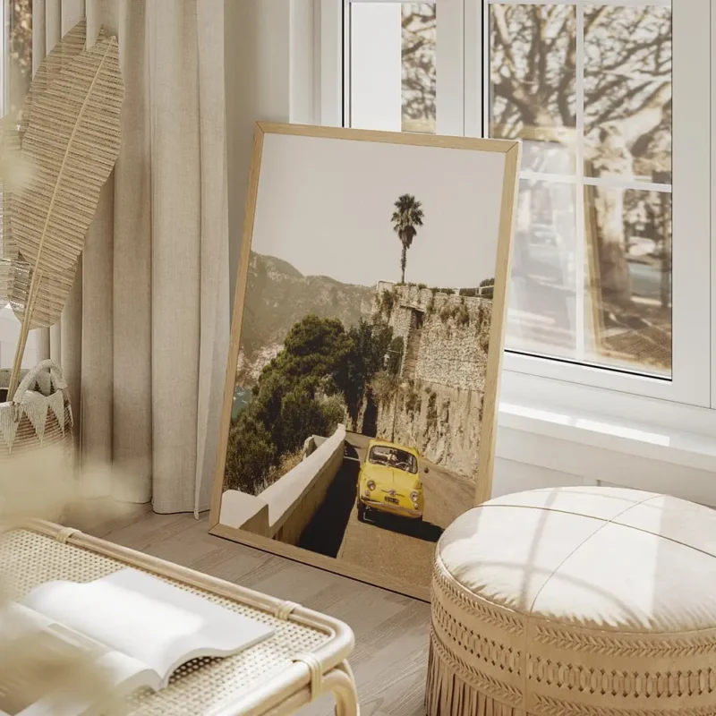 affiche amalfi drive avec voiture fiat jaune retro cote mediterraneenne et typog salon beige.webp