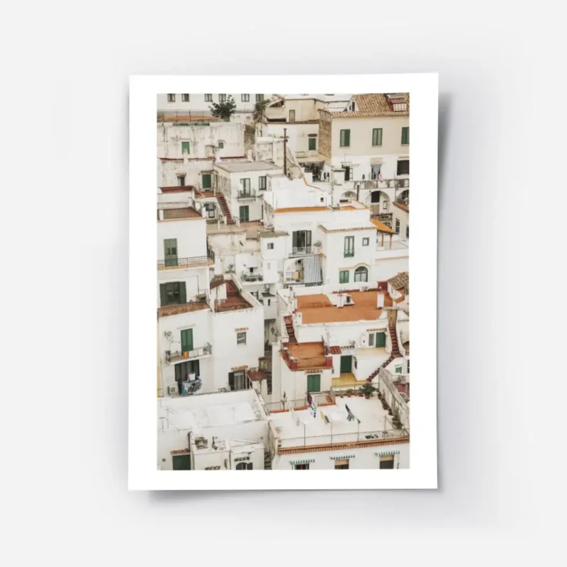 affiche amalfi living maisons blanches aux toits de tuiles rouges fenetres verte.webp