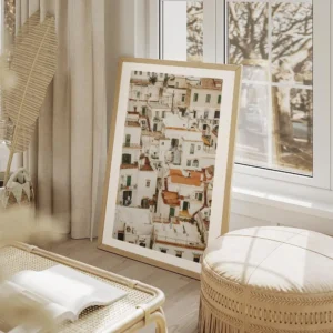 affiche amalfi living maisons blanches aux toits de tuiles rouges fenetres verte salon beige.webp