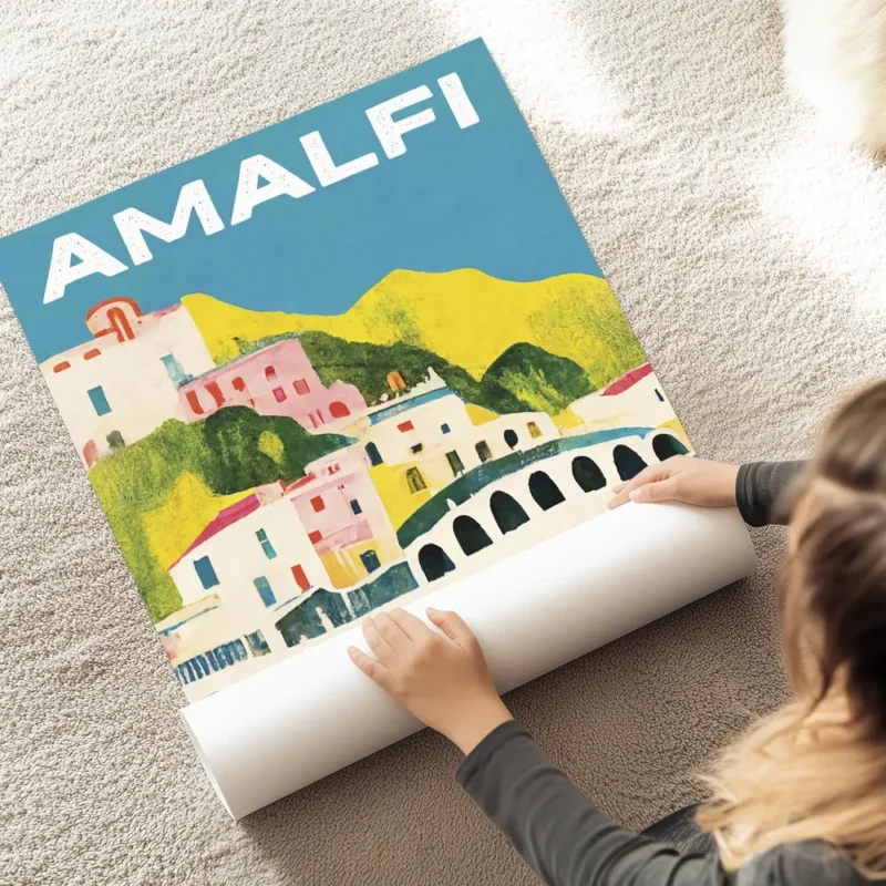 affiche amalfi maisons blanches et roses sur des collines vertes mer rose et cie au sol.webp