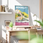 affiche amalfi maisons blanches et roses sur des collines vertes mer rose et cie bureau.webp