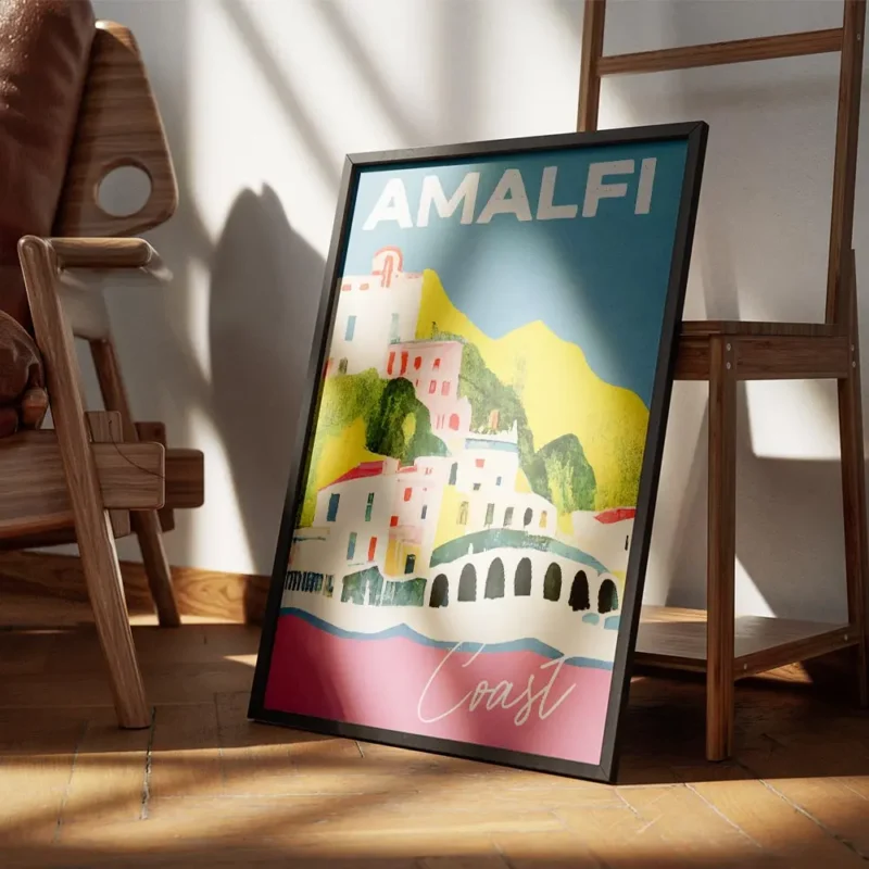 affiche amalfi maisons blanches et roses sur des collines vertes mer rose et cie encadre.webp