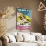 affiche amalfi maisons blanches et roses sur des collines vertes mer rose et cie salon.webp