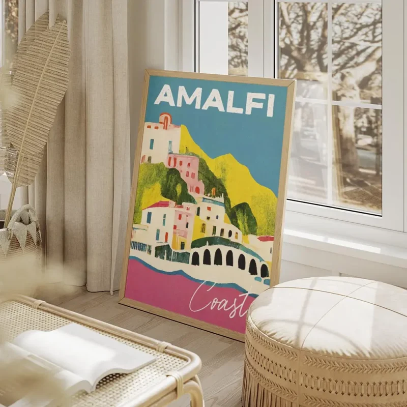 affiche amalfi maisons blanches et roses sur des collines vertes mer rose et cie salon beige.webp