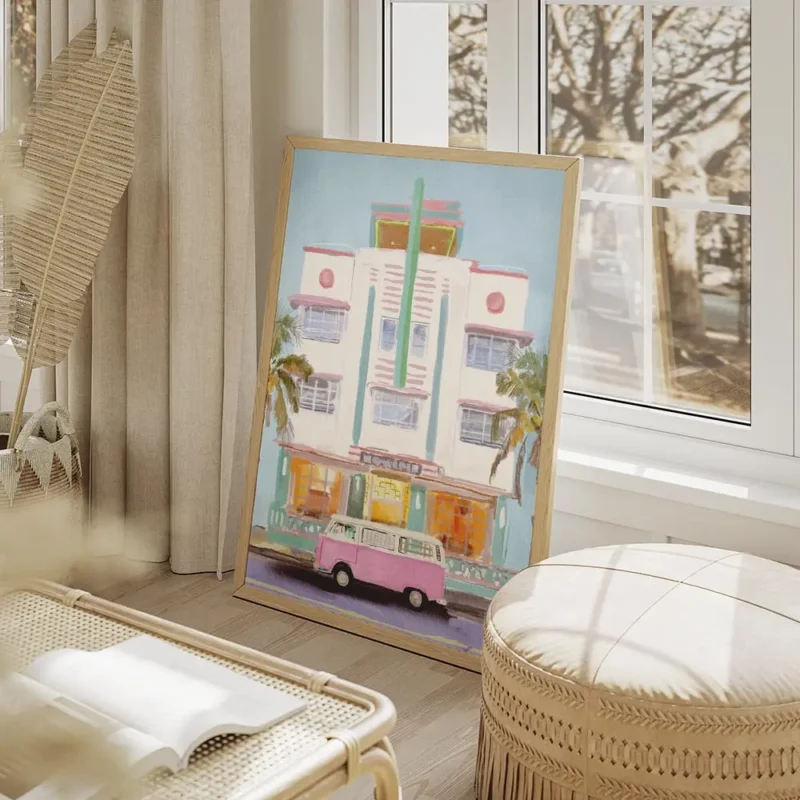 affiche ambiance ocean van rose vintage devant un batiment blanc style aquarelle salon beige.webp
