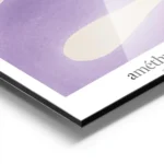 affiche amethyste abstraite avec un trait violet tourbillonnant sur fond beige t aluminium.webp