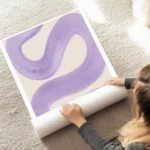 affiche amethyste abstraite avec un trait violet tourbillonnant sur fond beige t au sol.webp